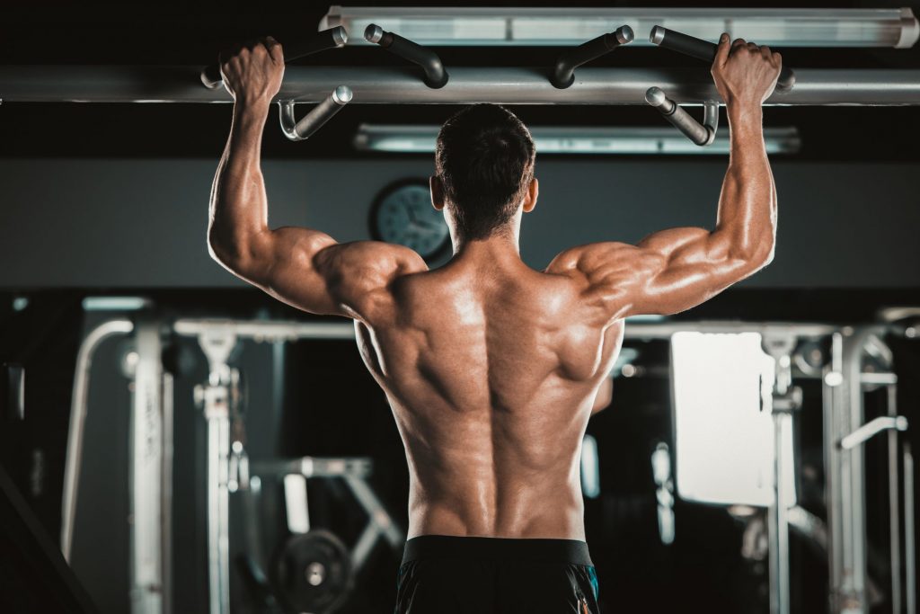 Gespierde rug in pull up oefening