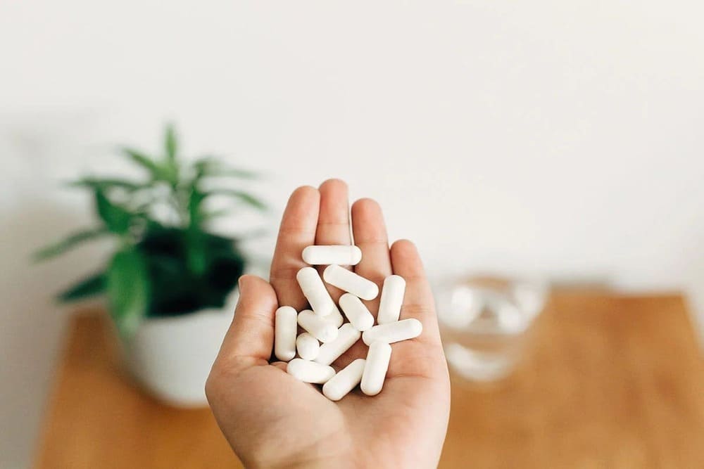 Magnesium tabletten in hand