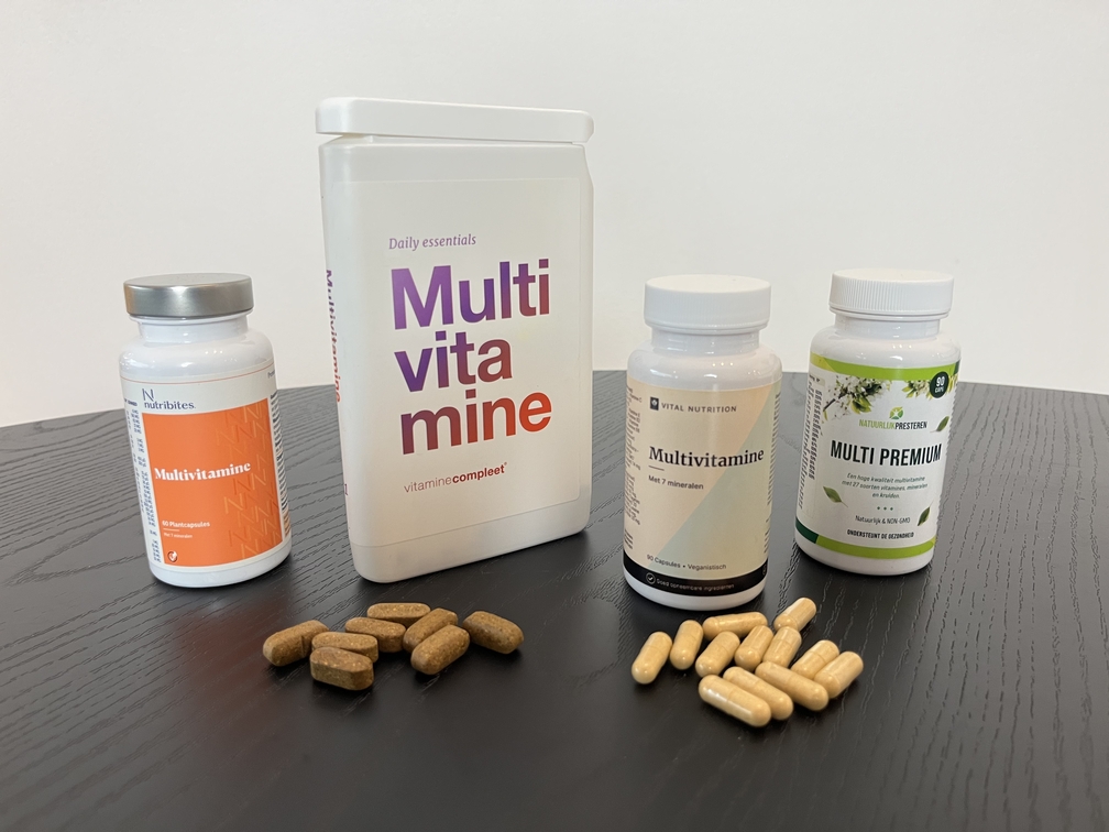 Multivitamine van Vital Nutrition, Daily Essentials van Vitaminecompleet, Multivitamine van Nutribites en Multi Premium van Natuurlijk Presteren in test van InfoFitness.nl