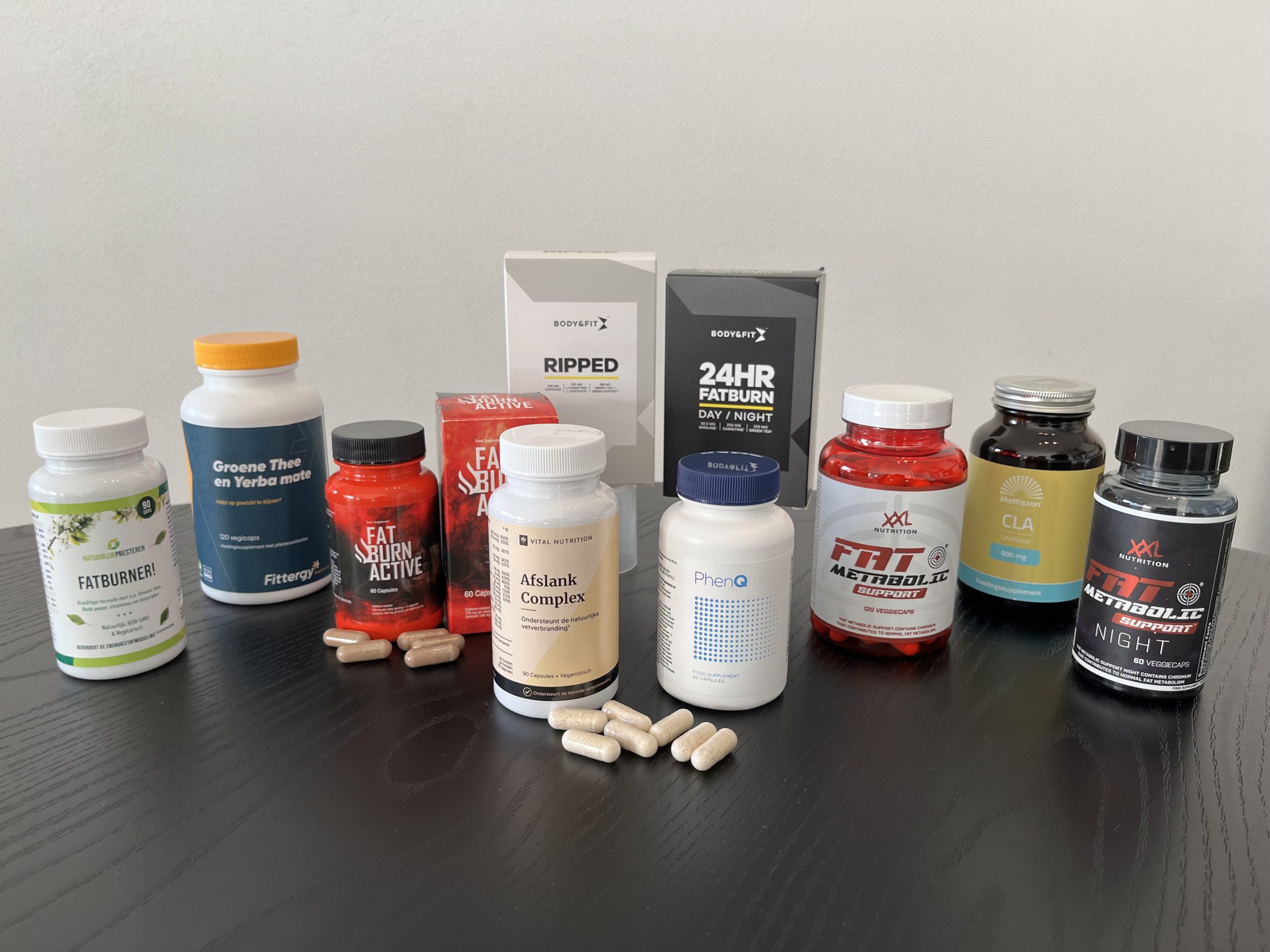 8 afslankpillen en fatburner supplementen in test door infofitness.nl (Afslank Complex van Vital Nutrition, PhenQ, Fatburner van Natuurlijk Presteren, Fittergy, Fat Burn active, 24hr Fatburn & Ripped van Body & Fit, Fat Metabolic Support & Night van XXL Nutrition en CLA van Mattisson