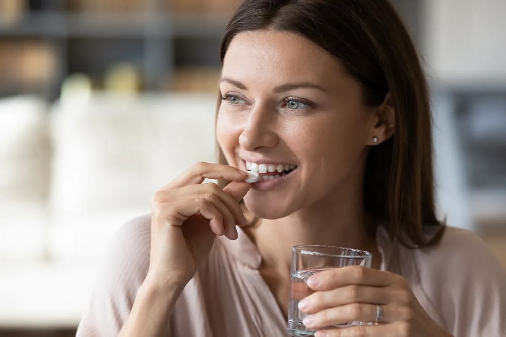 Vrouw neemt supplement