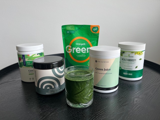 Vital Nutrition Green Juice Orangefit Greens, YourBiology Supergreens, Nutribites Green Juice en Healthboost Green juice van Natuurlijk Presteren in test van InfoFitness.nl