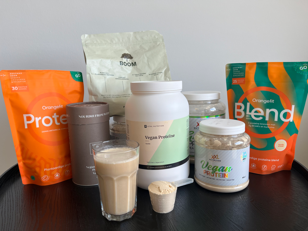 Beste Vegan Proteïne test met Vegan proteine poeder van Vital Nutrition, Green Protein, Vegan Protein en Clear Vegan Fit Protein van XXL Nutrition, Vegan protein van Herbolist, Orangefit Protein, Orangefit Protein Blend en Boom door InfoFitness.nl