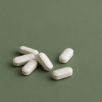 Magnesium bisglycinaat tabletten op een groene achtergrond