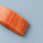 Rauwe zalmfilet op een effen blauwgrijze achtergrond
